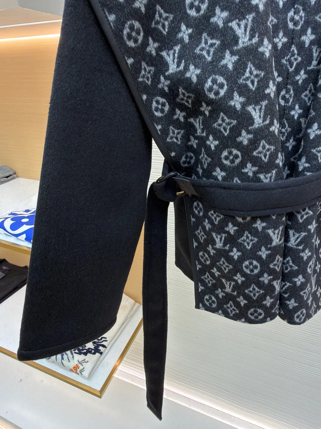 LOUIS VUITTON Wool lace-up hooded coat (short style) ●Original version: purchased and developed by 36659 ●Item number: 1682298-I45 ●Fabric: wool fabric ●Technology: jacquard production ●Color: black ●Type: loose version ●Weight: about 1280 grams ●Size: 34-36-38-40 ●Description: This presbyopic wool coat is made of double-sided blended wool fabric imported from Italy. The main part is made of high-density matte black wool, which has been pre-shrunk and steam-set to ensure that the fabric is stiff and not easily deformed. The large lapel and belt areas use jacquard weaving technology to present the classic presbyopic pattern as a three-dimensional texture. The pattern is digitally positioned and plated to ensure that the texture is symmetrical and clear. The body of the garment is unlined and double-sided sewn to reduce the weight of the garment while improving skin-friendliness. The cuffs and hem are hand-stitched to reveal exquisite details. The waist is customized with a wide belt of the same fabric, with an adjustable buckle design with invisible stitching, allowing the silhouette to be freely adjusted; the neckline adopts a double-layer composite structure, combined with the fixation process of hand-made arch stitches, to make the large lapels more three-dimensional. Every splicing follows the precision sewing standard of 1cm/8 stitches, perfectly integrating craftsmanship and design aesthetics. The overall wiring is straight and delicate, the fabric is comfortable and soft, and the color is consistent without color difference. It can be matched with the same style to create a fashionable look and control various occasions. Customized accessories, complete with three standards, same style for men and women!